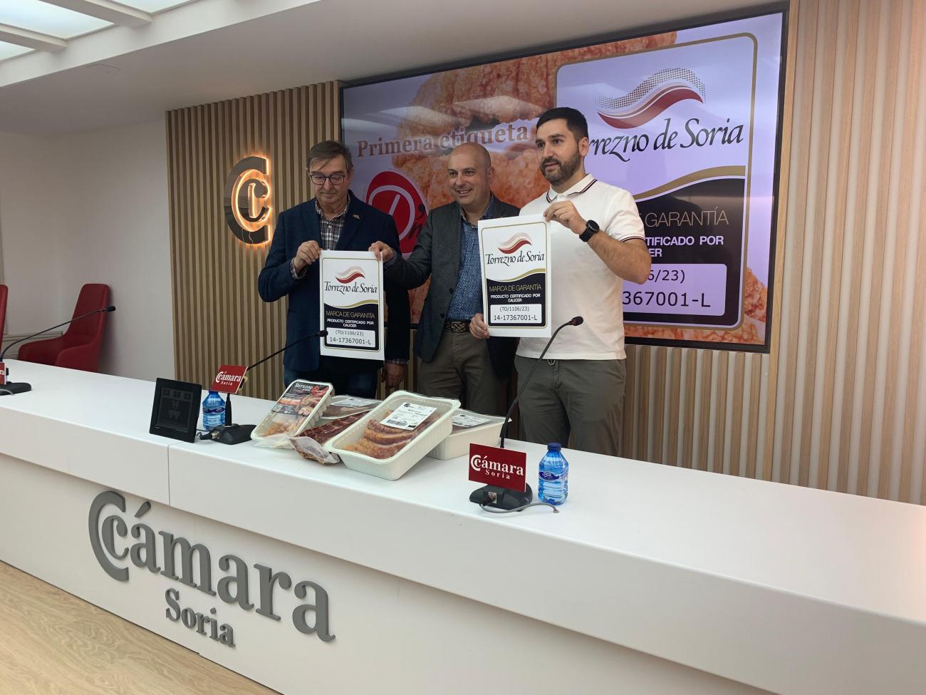 D’María Productos Artesanos se une a la Marca de Garantía Torrezno de Soria pegando su primera etiqueta