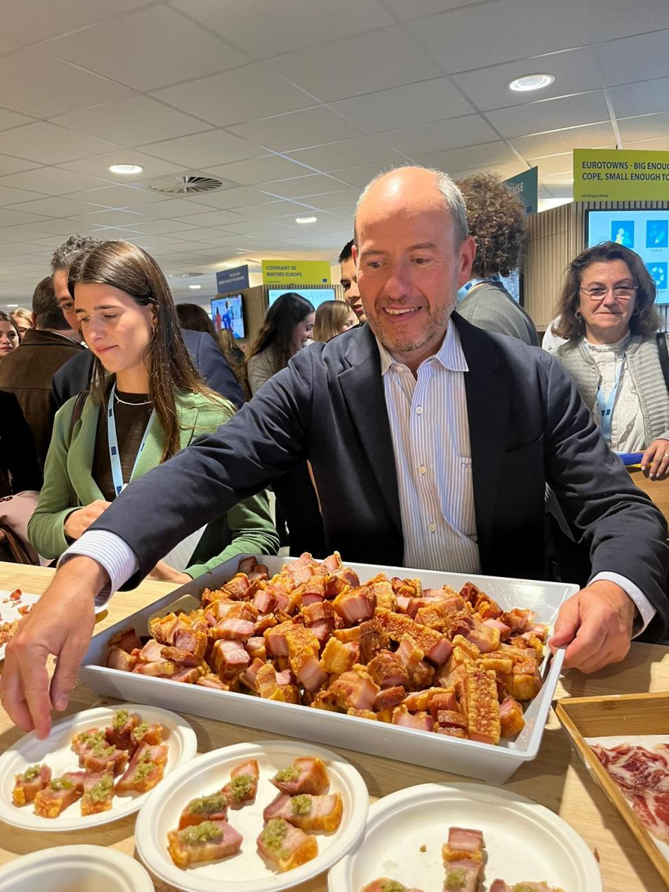 Torrezno de Soria inicia su promoción europea como estrella del evento gastronómico organizado por la Delegación de la Junta de Castilla y León en Bruselas