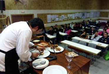 Los alumnos de las escuelas de hostelería de Salamanca y Valladolid conocen las recetas del Torrezno de Soria
