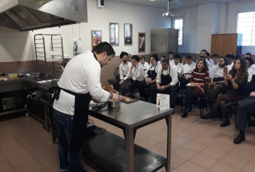 Un centenar de estudiantes de hostelería de Cantabria y Palencia aprenden a hacer el Torrezno de Soria