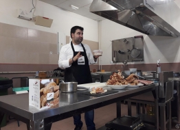 Un centenar de estudiantes de hostelería de Cantabria y Palencia aprenden a hacer el Torrezno de Soria