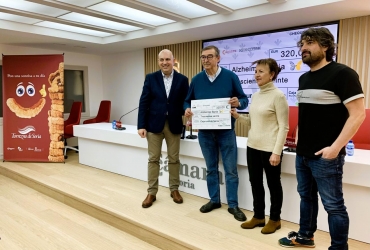 Torrezno de Soria entrega los 320 euros de la recaudación del Delantal Solidario a Alzheimer Soria